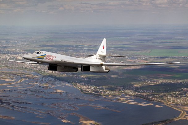 Стратегічний бомбардувальник Ту-160 у польоті