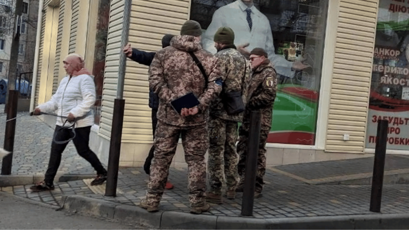 В Волынской области атаковали автомобиль военкомата: пострадали двое военных