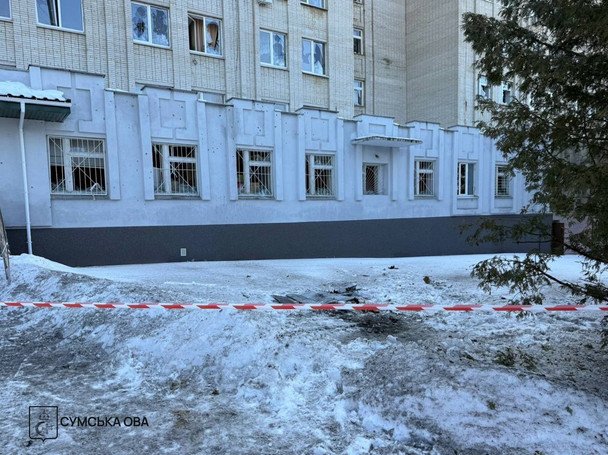 Удар по детской больнице в Сумах: в результате атаки разрушены десятки окон