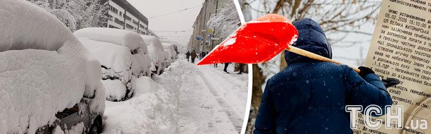 Чоловік розчищає сніг на дорозі