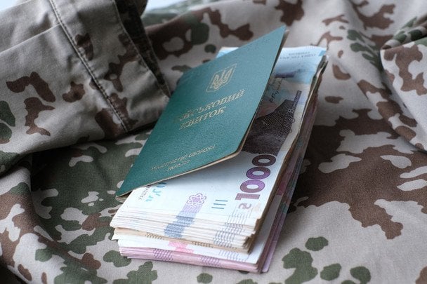 Зеленский о повышении выплат военным: Чрезвычайно сложная задача