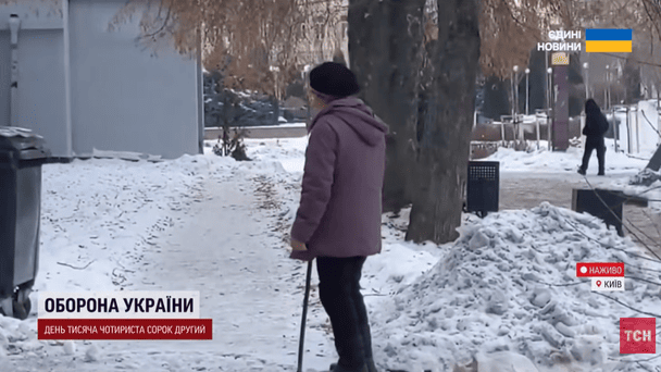 Люди на слизькому льоду в Києві