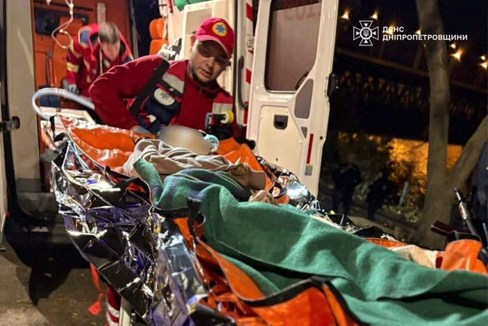 17-річну дівчину врятували з Дніпра: рятувальники витягли її з води біля мосту