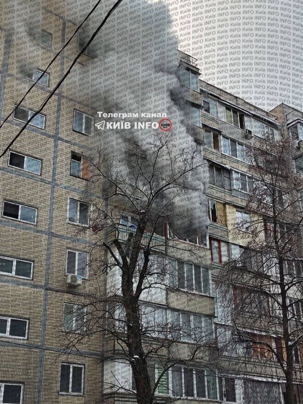 Пожар в Киеве на Шулявской: огонь охватил балконы до седьмого этажа