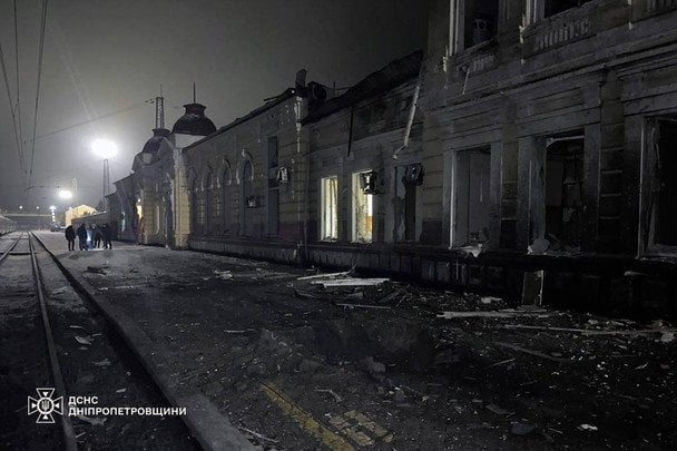 Раненые спасатели после обстрела Днепропетровщины