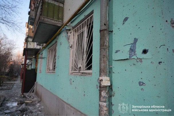 Обстрел Запорожья: повреждены детский сад, теплосети и десятки окон в жилых домах