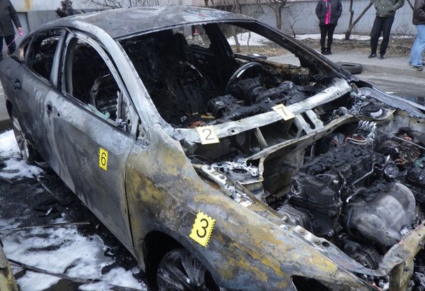 В Киеве арестовали мужчину, устроившего поджог машин из-за многолетней вражды с соседкой