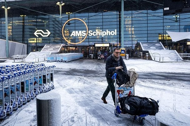 Снежный коллапс в Европе: аэропорт Амстердама отменил более 700 рейсов