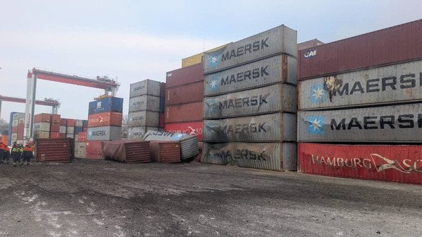 Российский удар по порту Черноморск: пострадал моряк, в море вылилось топливо