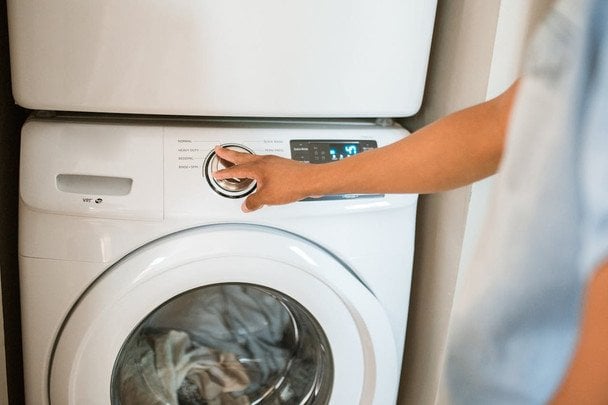Cytryna i sól: prosty sposób na pozbycie się zapachów w pralce