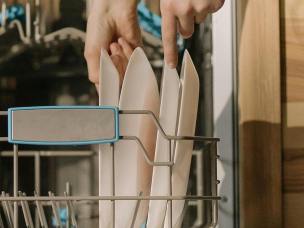 Jak pozbyć się brzydkiej woni z zmywarki? Domowe sposoby z cytryną i sodą