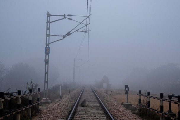 Поврежденный грузовой поезд после взрыва