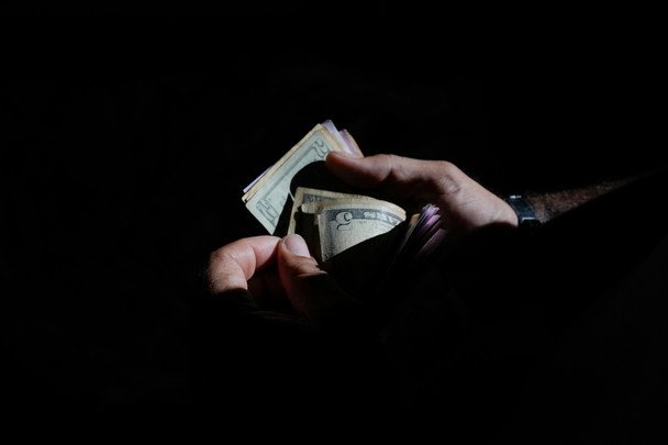 Рост курса доллара до 43,89