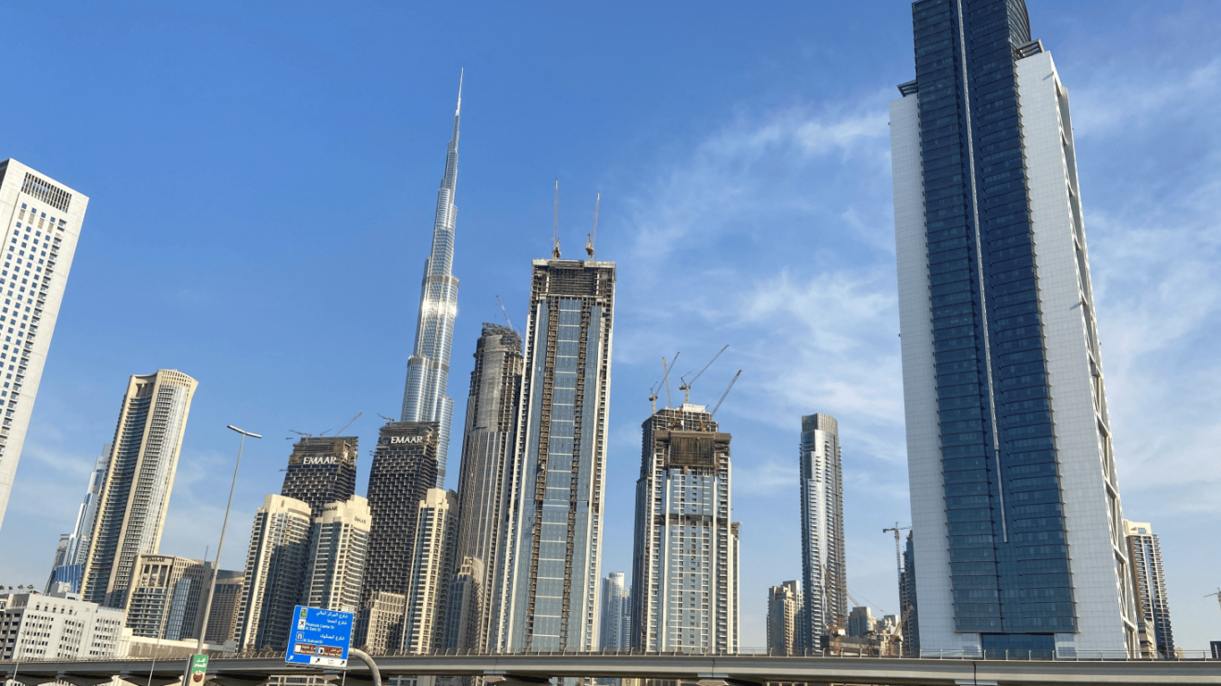 Порожні вулиці Дубая, працює Dubai Mall