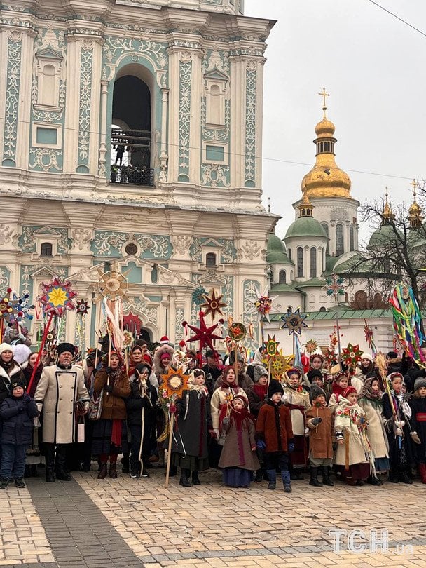 У Києві тисячі людей пройшли різдвяним ходом: зірки на честь героїв