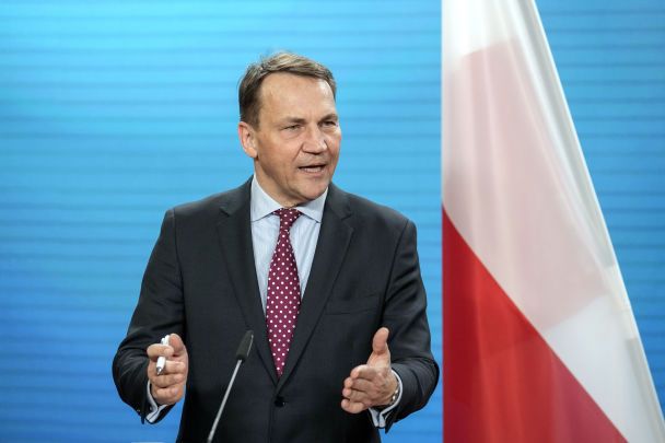 Польша осудила действия Венгрии, задержавшей украинских инкассаторов