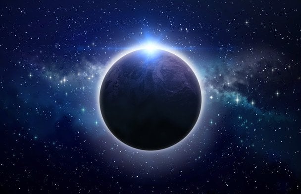 Astronomowie odkryli unikalną planetę z dwoma słońcami: odkrycie z archiwów