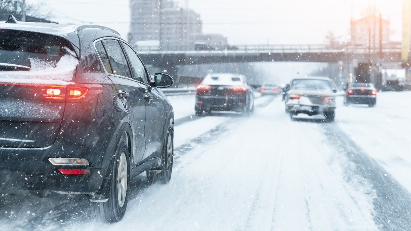 Auto na mrozy: kluczowe czynniki bezpieczeństwa zimą