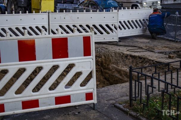 В Киеве на улице Белицкой произошел прорыв магистрального водовода