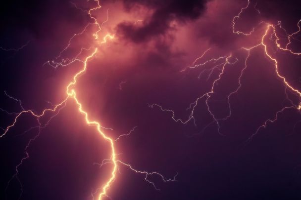 Чоловік після чотирьох ударів блискавки