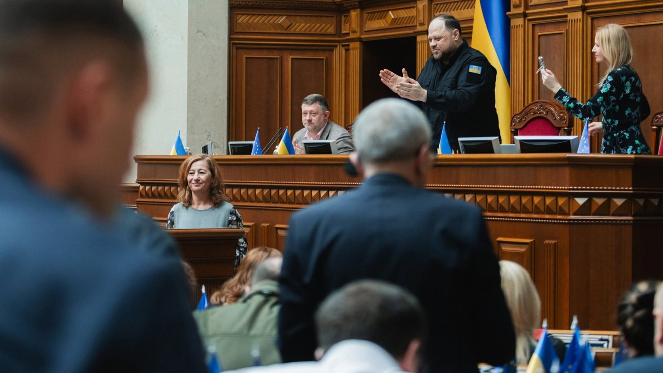 Зростання зарплати нардепів в Україні