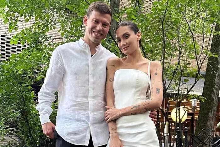 The footballer's wife complains about air travel problems