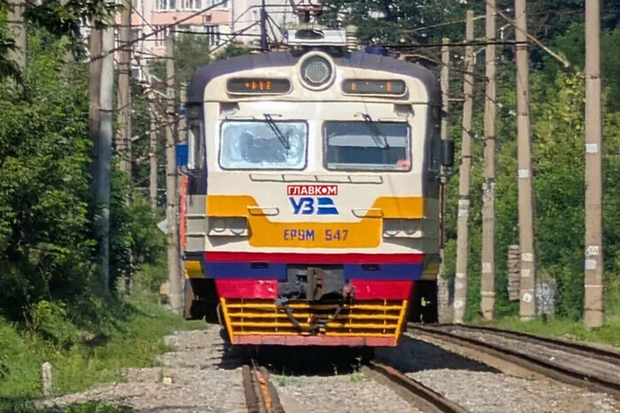 Російський обстріл залізниці: які поїзди затримуються та що роблять для пасажирів