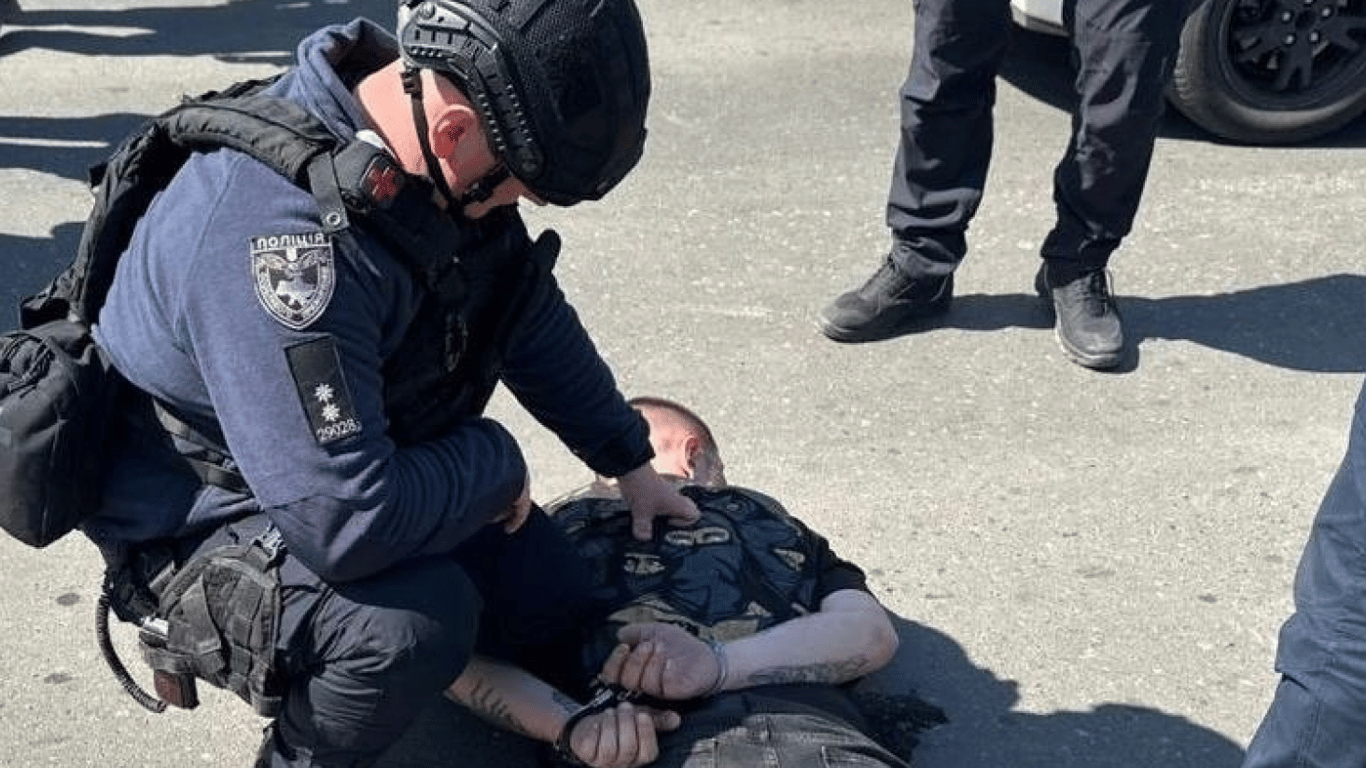 Чоловік з гранатою та зброєю