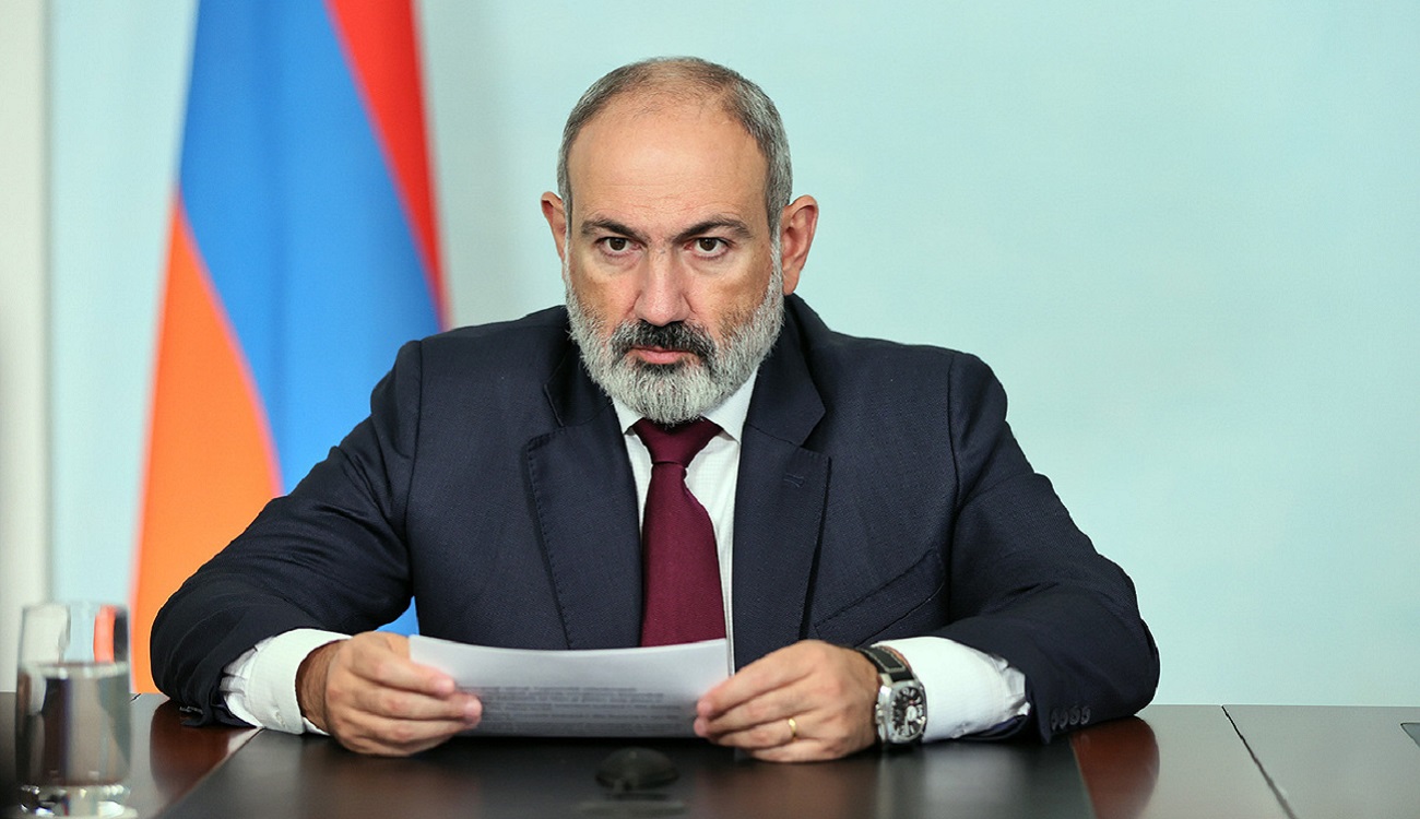 Пашинян голосує на виборах