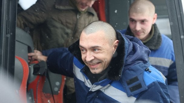 Повернення полонених до України