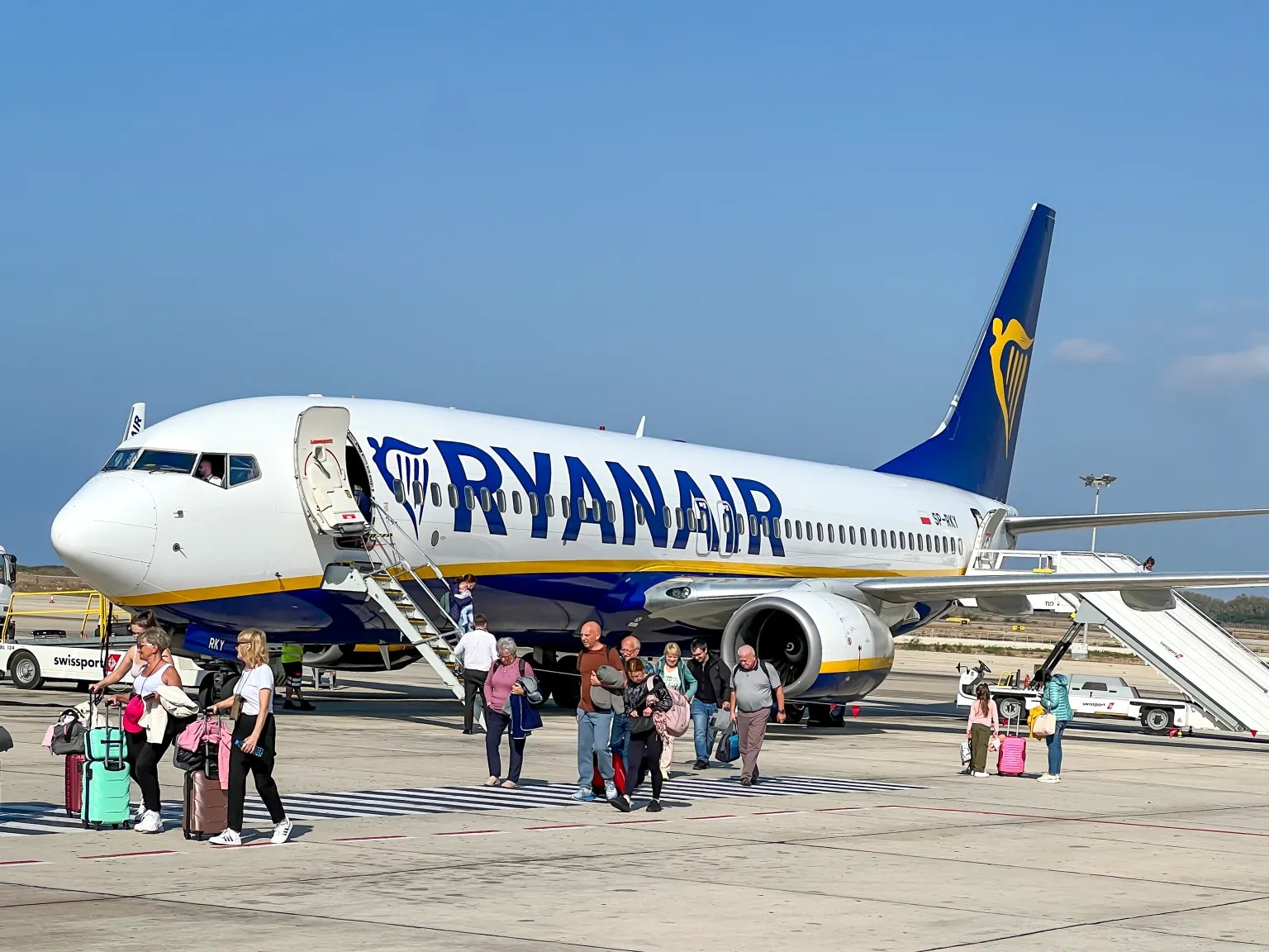Ryanair попередила туристів про подарунки в багажі: нові правила провезення