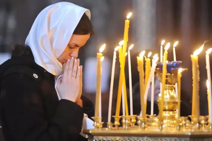 Der Priester-Blogger erklärte, in welcher Kleidung Frauen zur Kirche gehen sollten