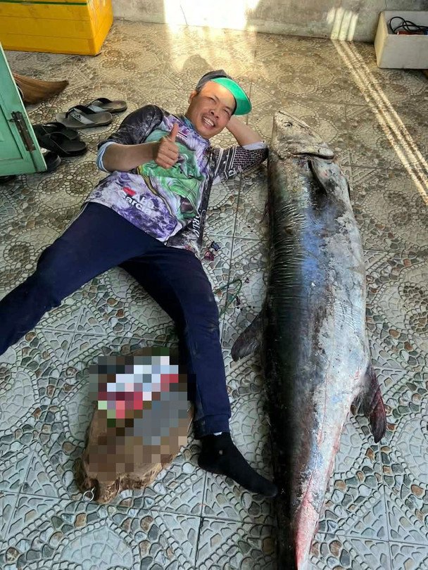 Вьетнамский рыбак с гигантской скумбрией