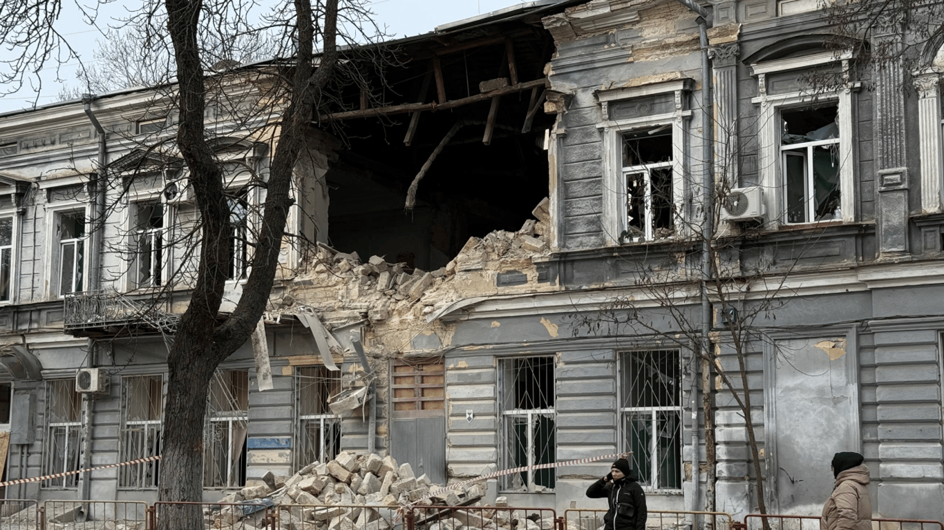 Поврежденное здание лицея в Одессе