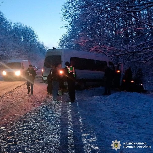 Авария под Харьковом: 18 человек пострадали в столкновении микроавтобуса и внедорожника