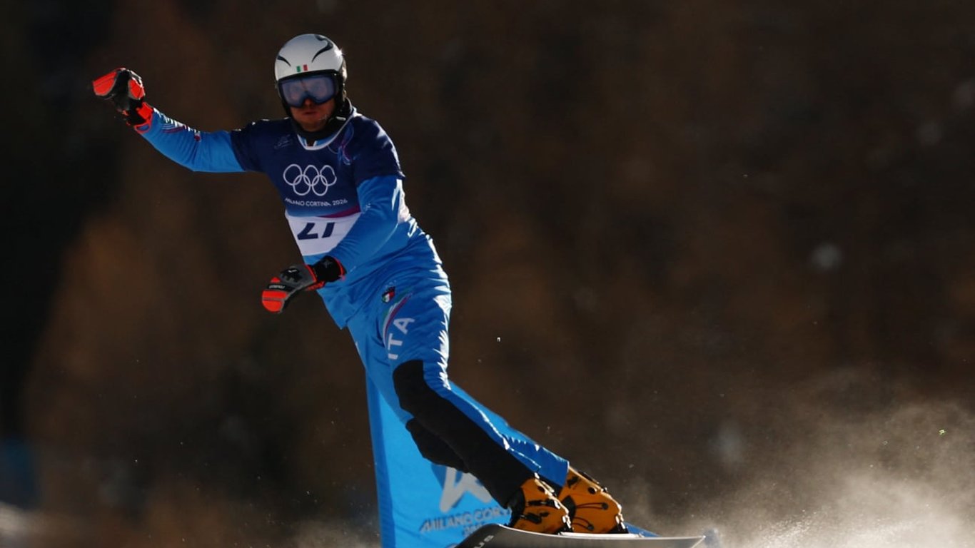 Włoski snowboardzista z flagą Rosji na kasku. Kontrowersje na igrzyskach olimpijskich