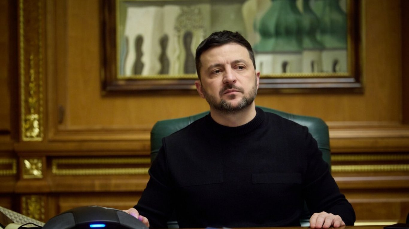 Атака на 900 км: Украина нанесла удары по заводам дронов и НПЗ в России