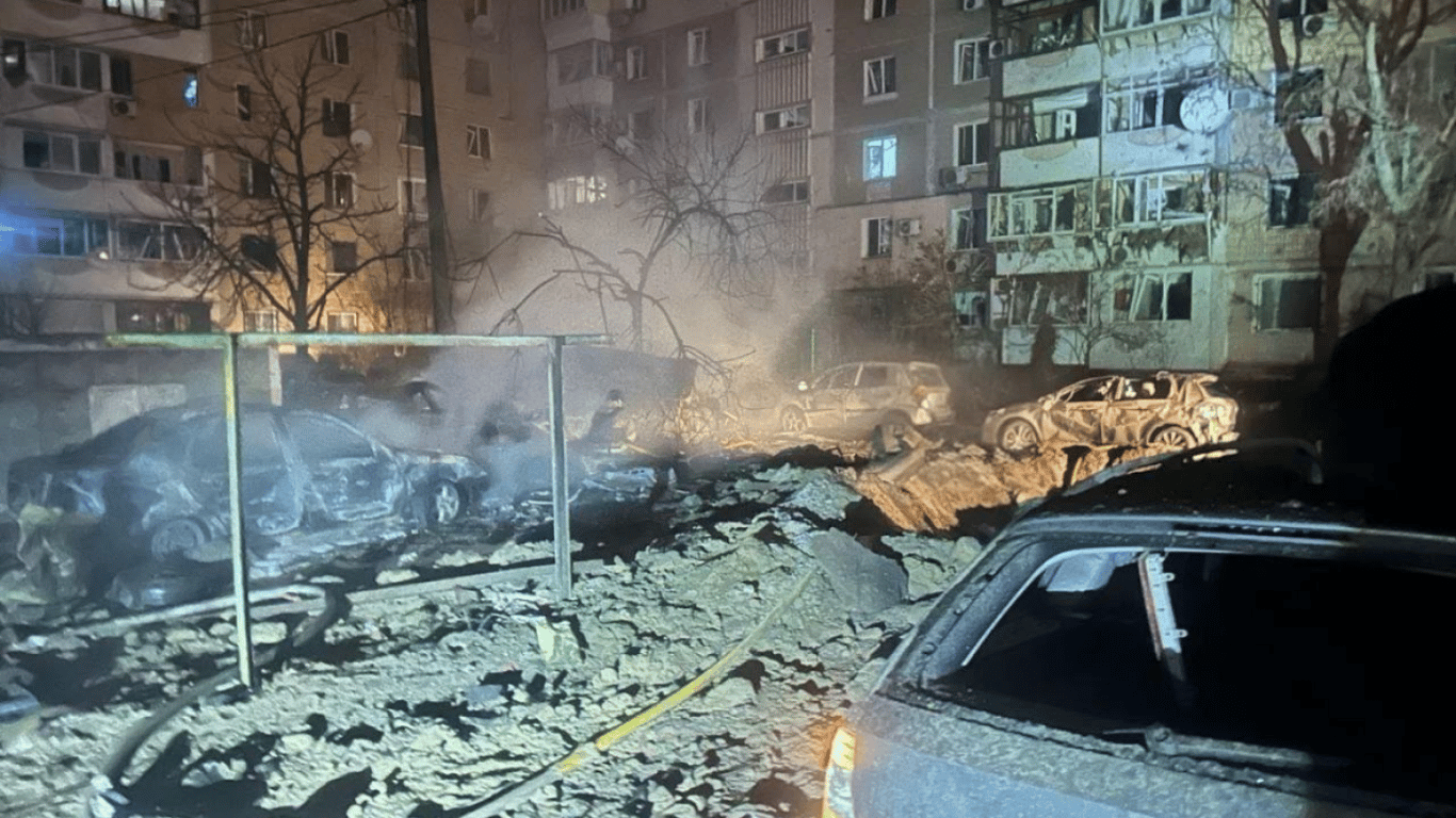 Обстрел Запорожья: повреждения получили более сотни жилых помещений и десятки машин