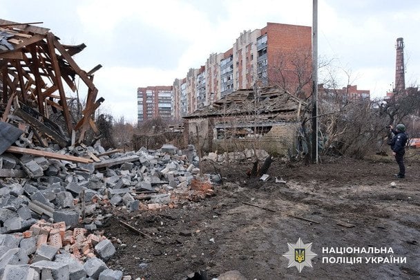 Росіяни вдарили по Слов'янську 250-кг бомбою: семеро поранених, руйнування