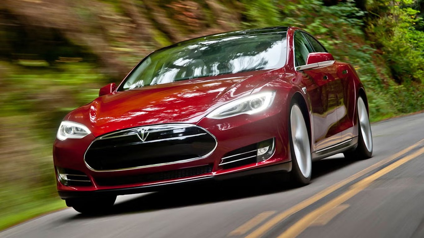 Дороже машины: почему восстановление батареи в старой Tesla Model S бьет по карману