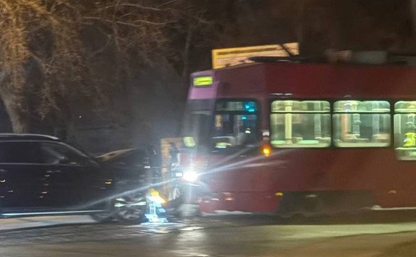 Mercedes врезался в трамвай