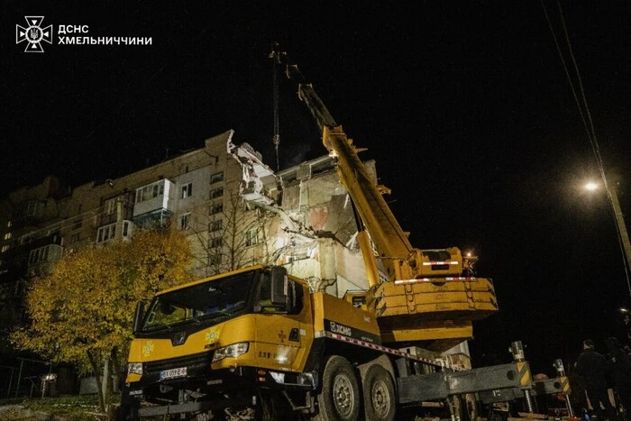 Вибух у Хмельницькому: під завалами шукають жінку, постраждала дитина