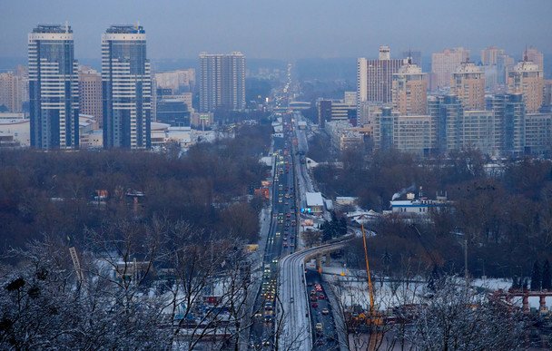 Zimno w kijowskich szkołach: w klasach zaledwie +10°C. Co jest przyczyną?