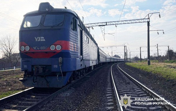 Чоловік на коліях з телефоном