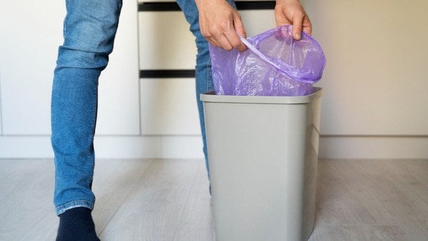 Zwykła sól usuwa zapach z kosza na śmieci: prosty sposób na dom