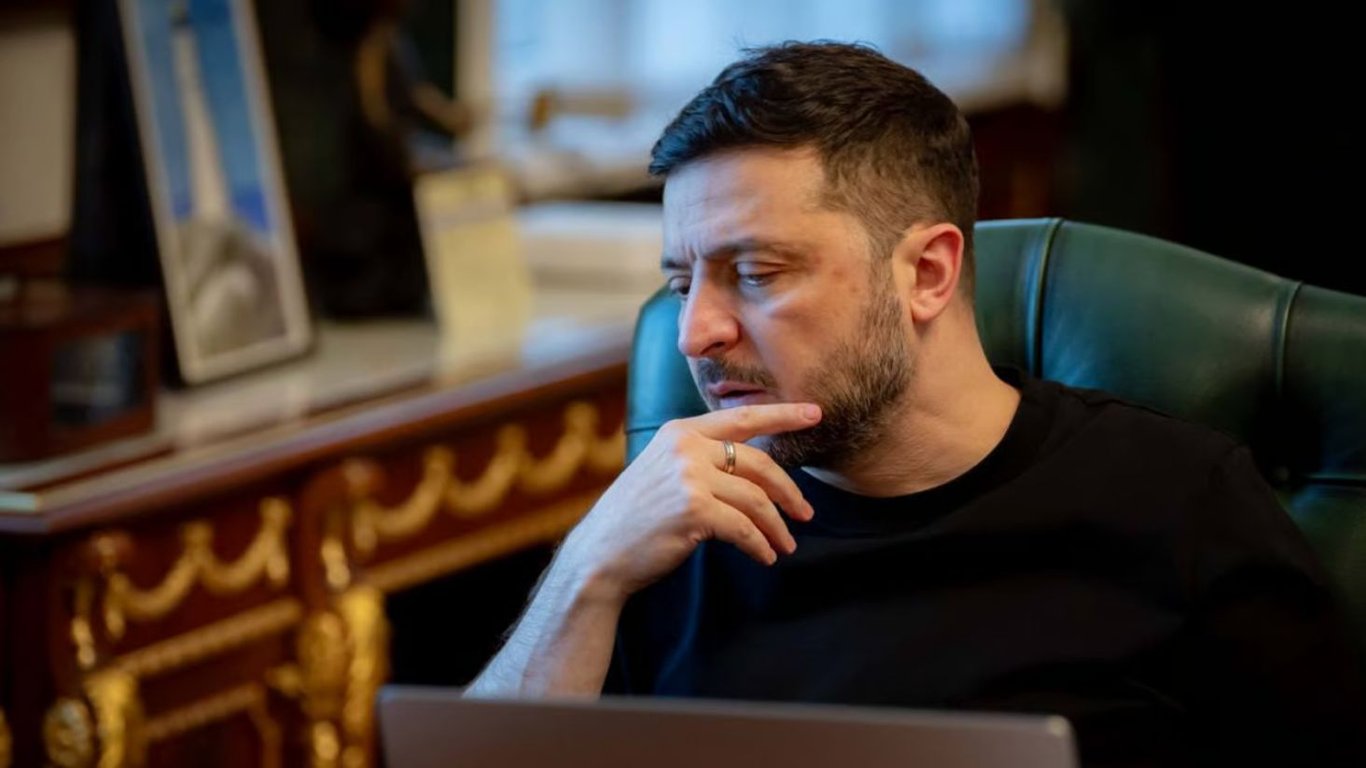 Зеленський вшановує захисників аеропорту