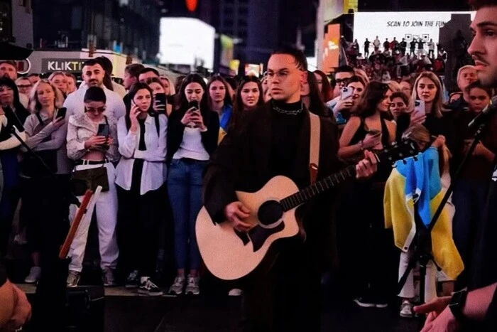 Artem Pivovarov held an acoustic concert at Times Square: the police stopped the performance