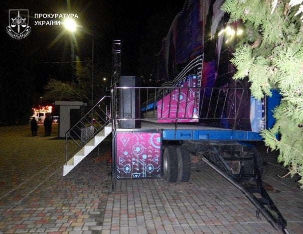 В Кременчуге девушки упали с аттракциона: что произошло в парке