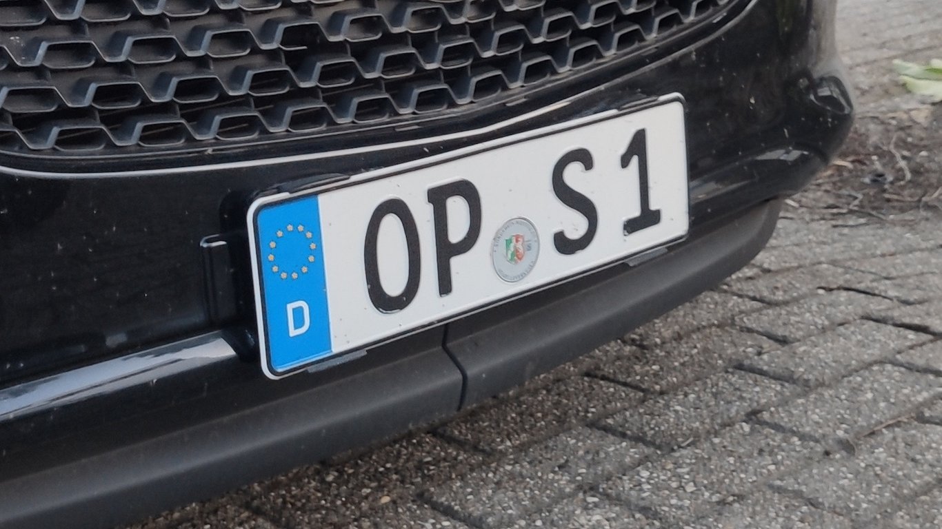 Немецкая полиция останавливает украинский автомобиль