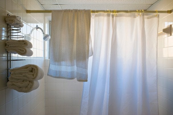Jak wyczyścić zasłonę prysznicową i dywanik: prosty sposób z sodą oczyszczoną